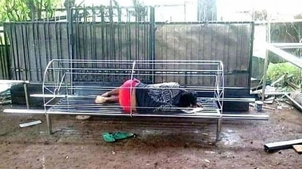 Potret Kocak Orang Rebahan Di Tempat Yang Tidak Terduga Ini Bikin Ngakak